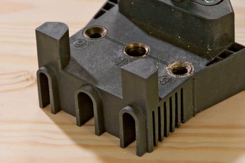 Lovet ovat yhtä leveitä kuin reiät. Lovet ovat yhtä leveitä kuin reiät.